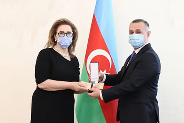 Медицинским работникам, награждённым согласно соответствующим указам Президента Ильхама Алиева, вручены награды - 1